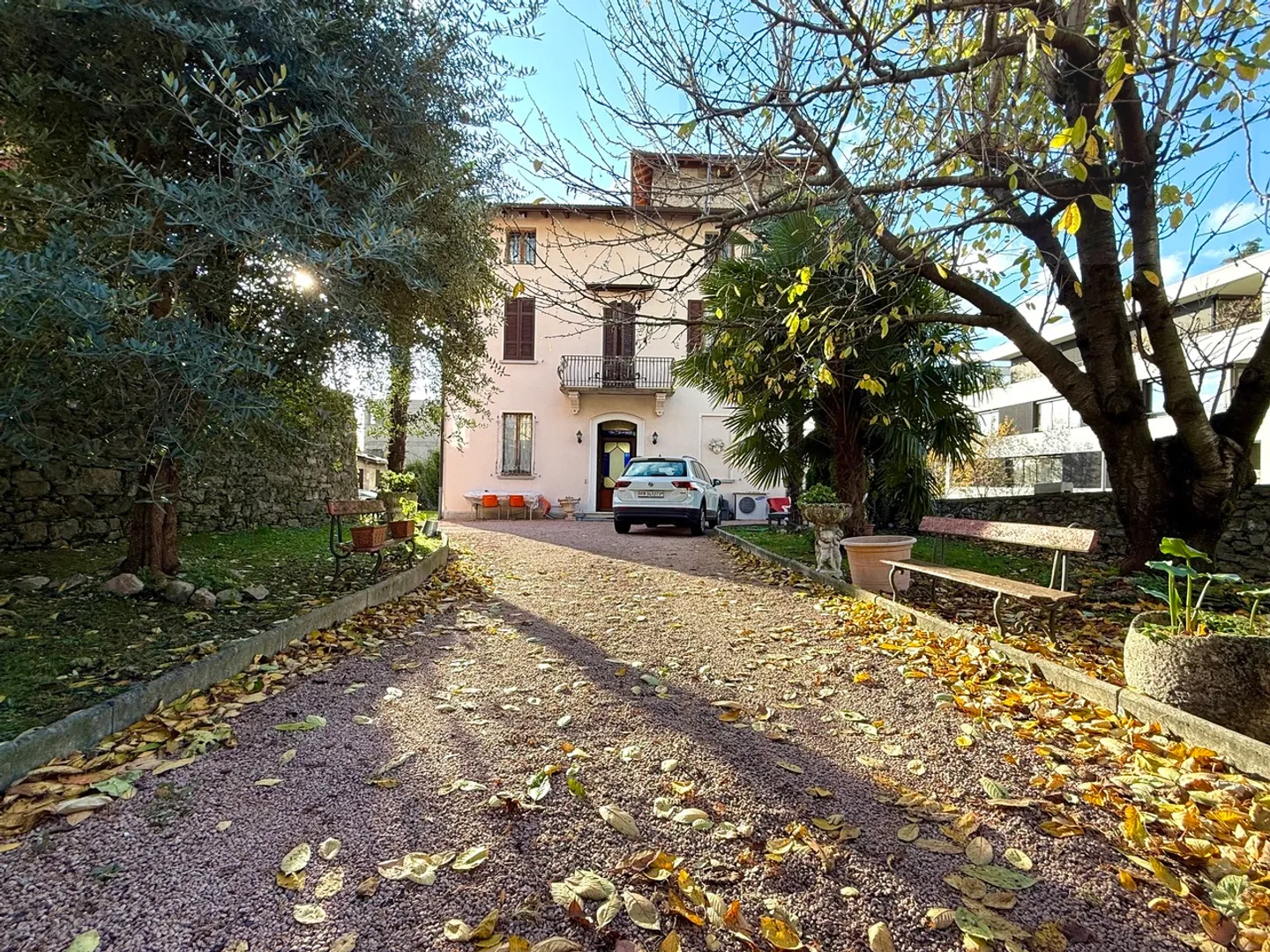 Maison d'époque avec tour et jardin au centre - Photo 3 sur 8