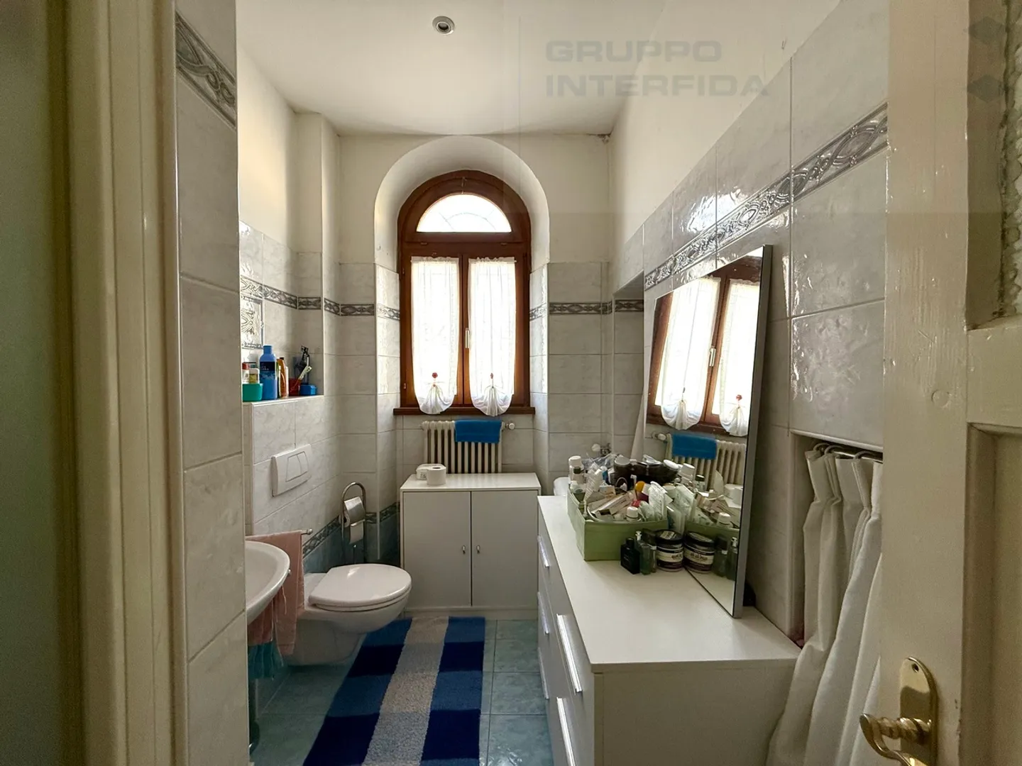 Maison d'époque avec tour et jardin au centre - Photo 6 sur 8