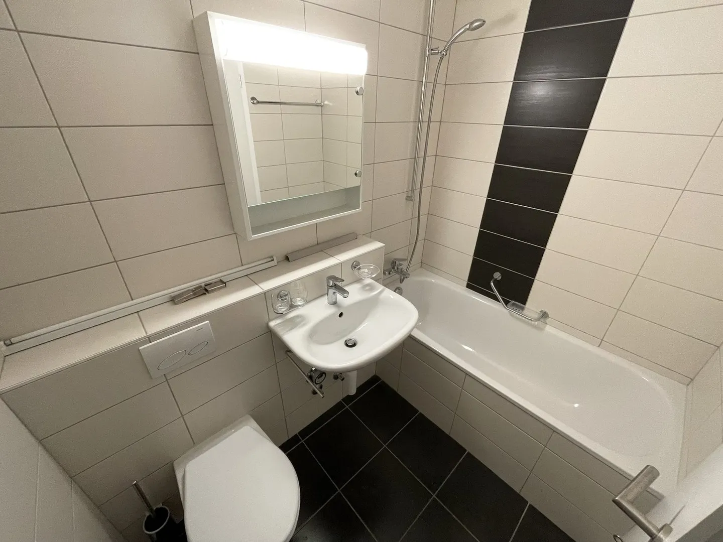 SCHÖNE KOMFORTABLE WOHNUNG MIT BALKON - Foto 4 von 8