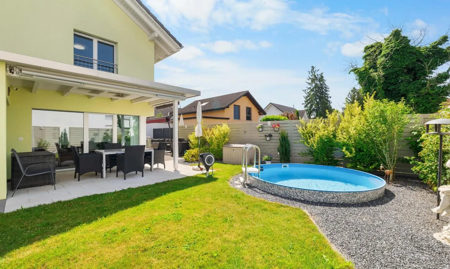 Traumhaftes Familienhaus mit Garten, Pool und zentraler Lage - Foto 2 von 13