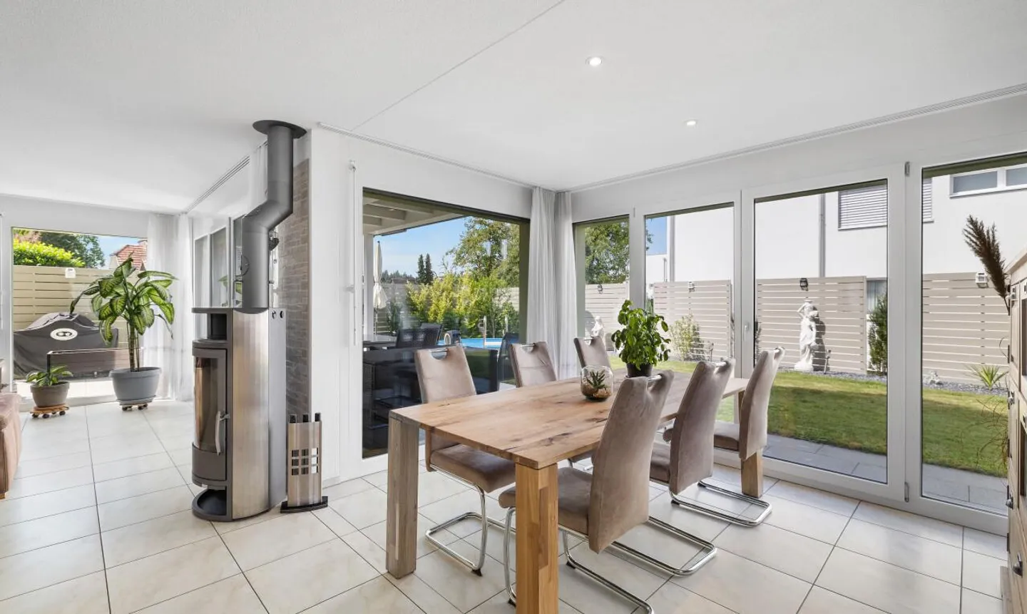 Traumhaftes Familienhaus mit Garten, Pool und zentraler Lage - Foto 4 von 13