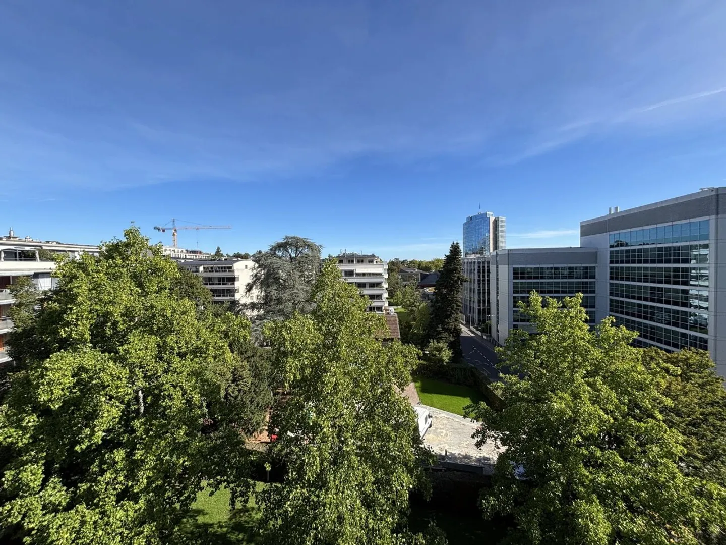 Beautiful apartment with unobstructed view close to international organizations - Photo 11 of 11
