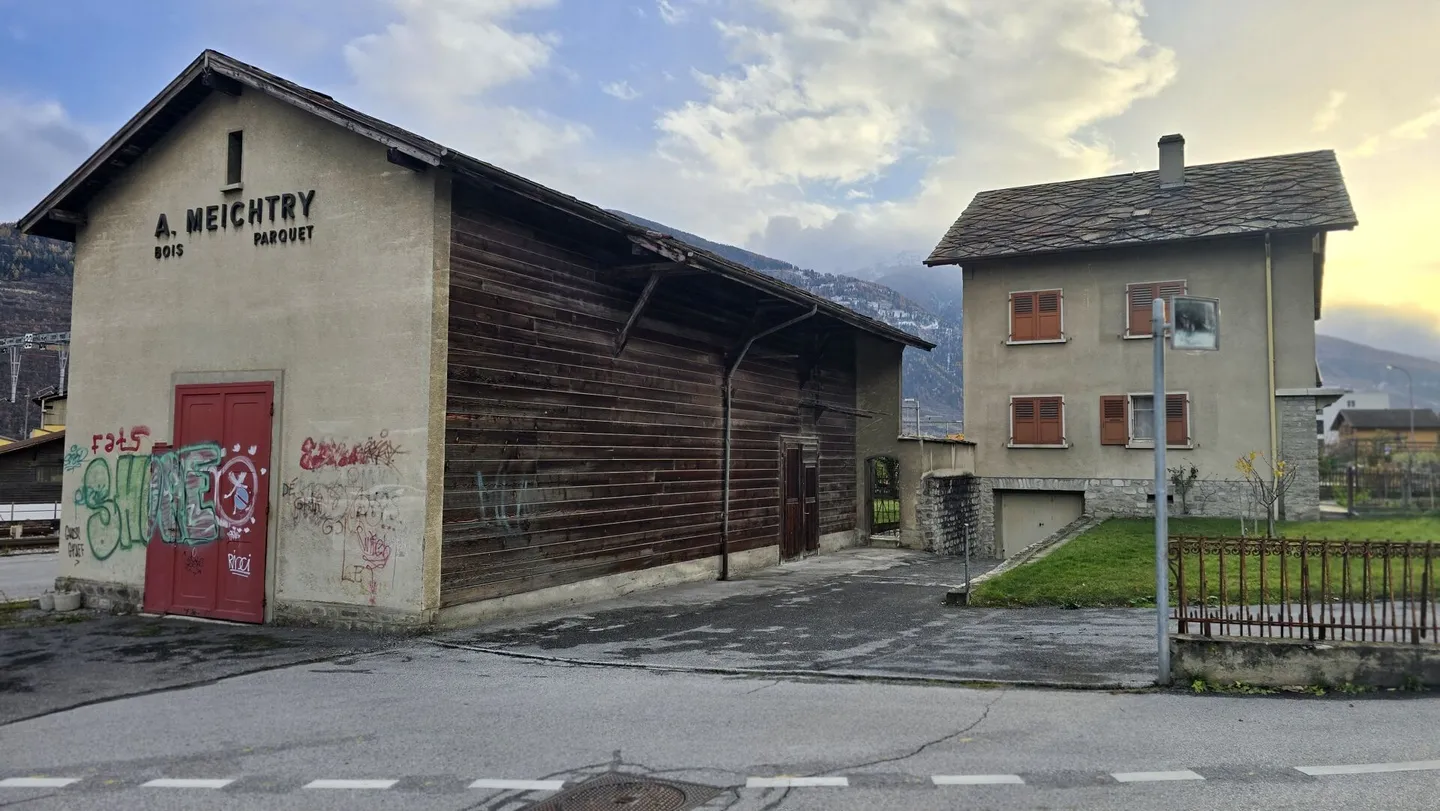 Edificio con 3 appartamenti e capannone indipendente. - Foto 1 di 15