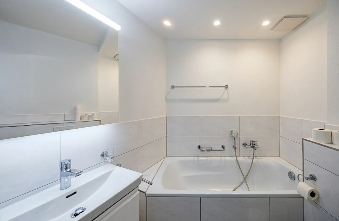 APPARTAMENTO ATTRAENTE CON VISTA SUL LAGO - Foto 6 di 8