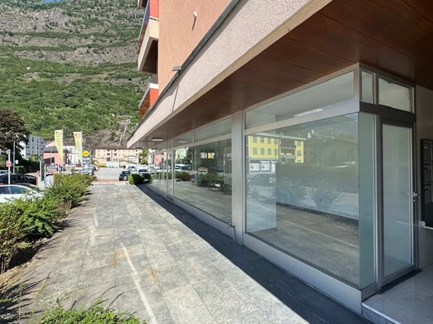 BIASCA - COMMERCIAL SPACE MQ 60 - LARGE WINDOW - Photo 2 of 8