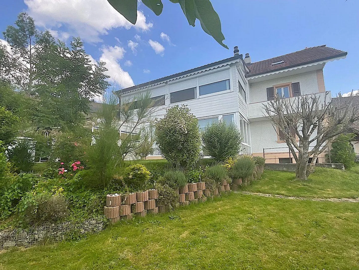 Large detached house 325 m2 divided into two apartments. - Photo 1 of 13