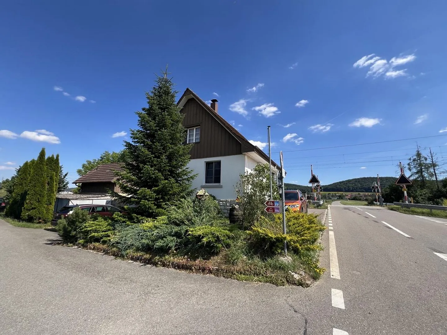 Ancienne maison de garde-barrière avec beaucoup de potentiel à Löhningen - Photo 1 sur 17