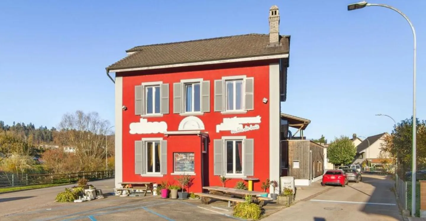 Wunderschönes Gebäude mit 2 Wohnungen und einem Restaurant - Foto 1 von 8