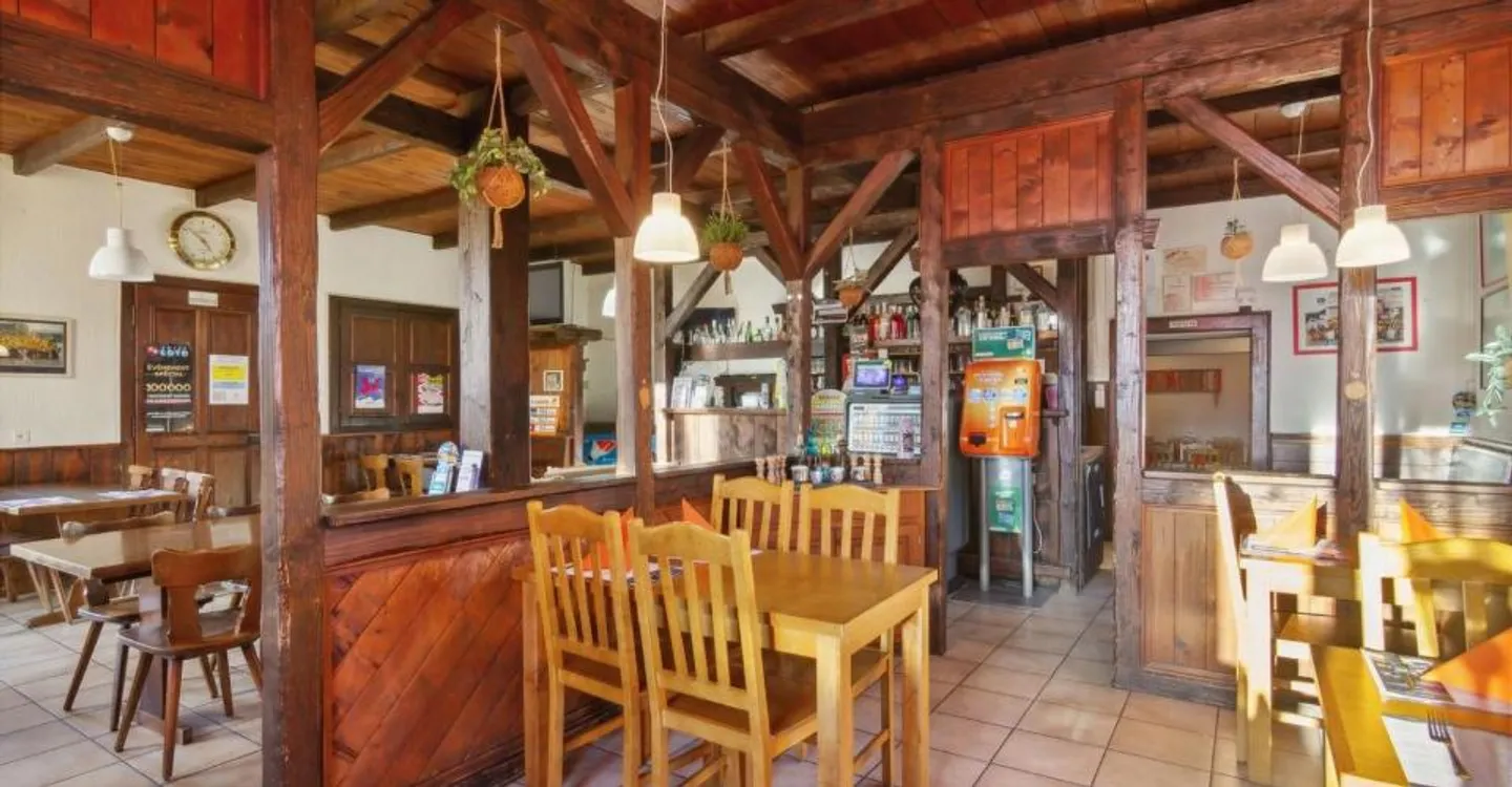 Wunderschönes Gebäude mit 2 Wohnungen und einem Restaurant - Foto 3 von 8