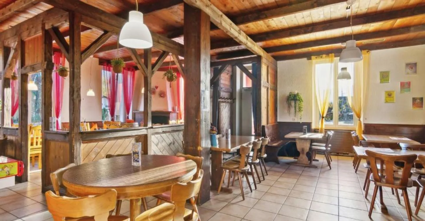 Wunderschönes Gebäude mit 2 Wohnungen und einem Restaurant - Foto 4 von 8