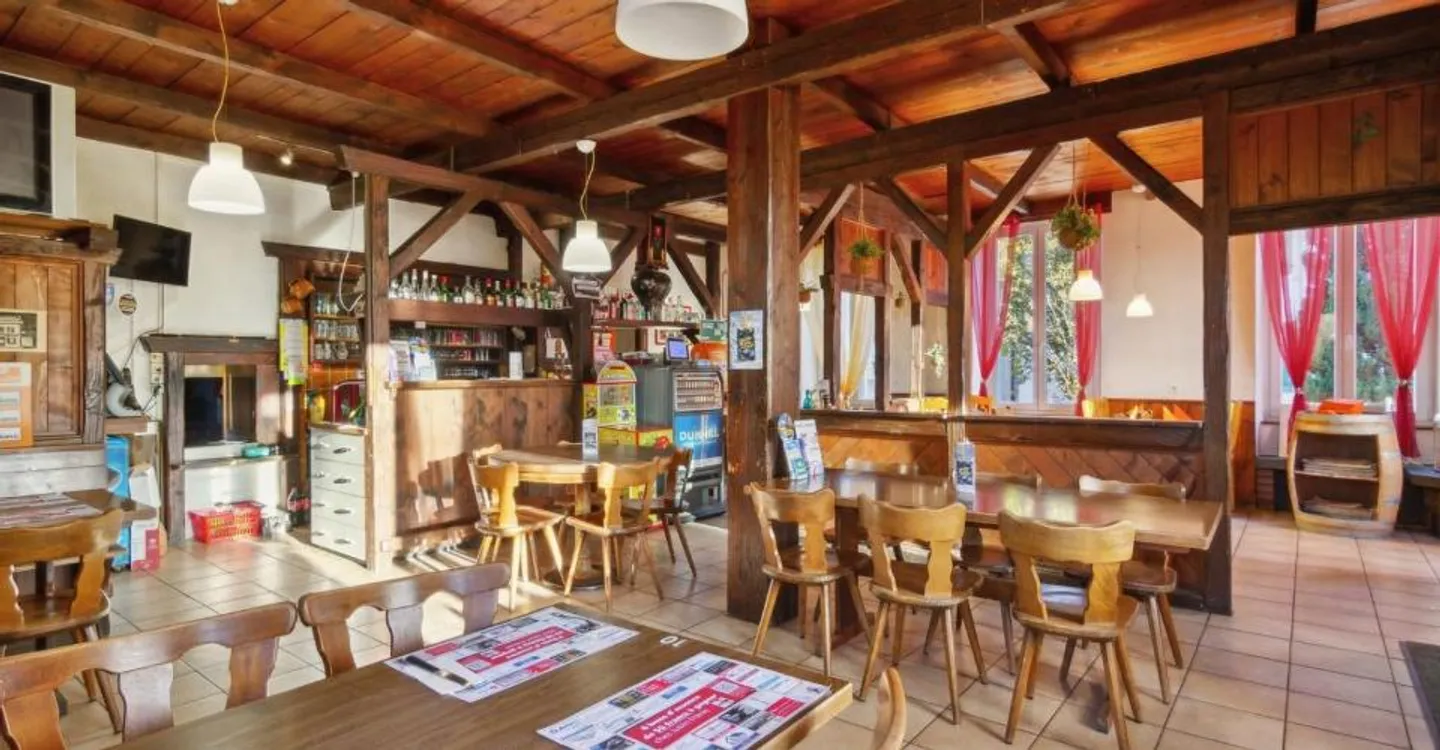 Wunderschönes Gebäude mit 2 Wohnungen und einem Restaurant - Foto 2 von 8