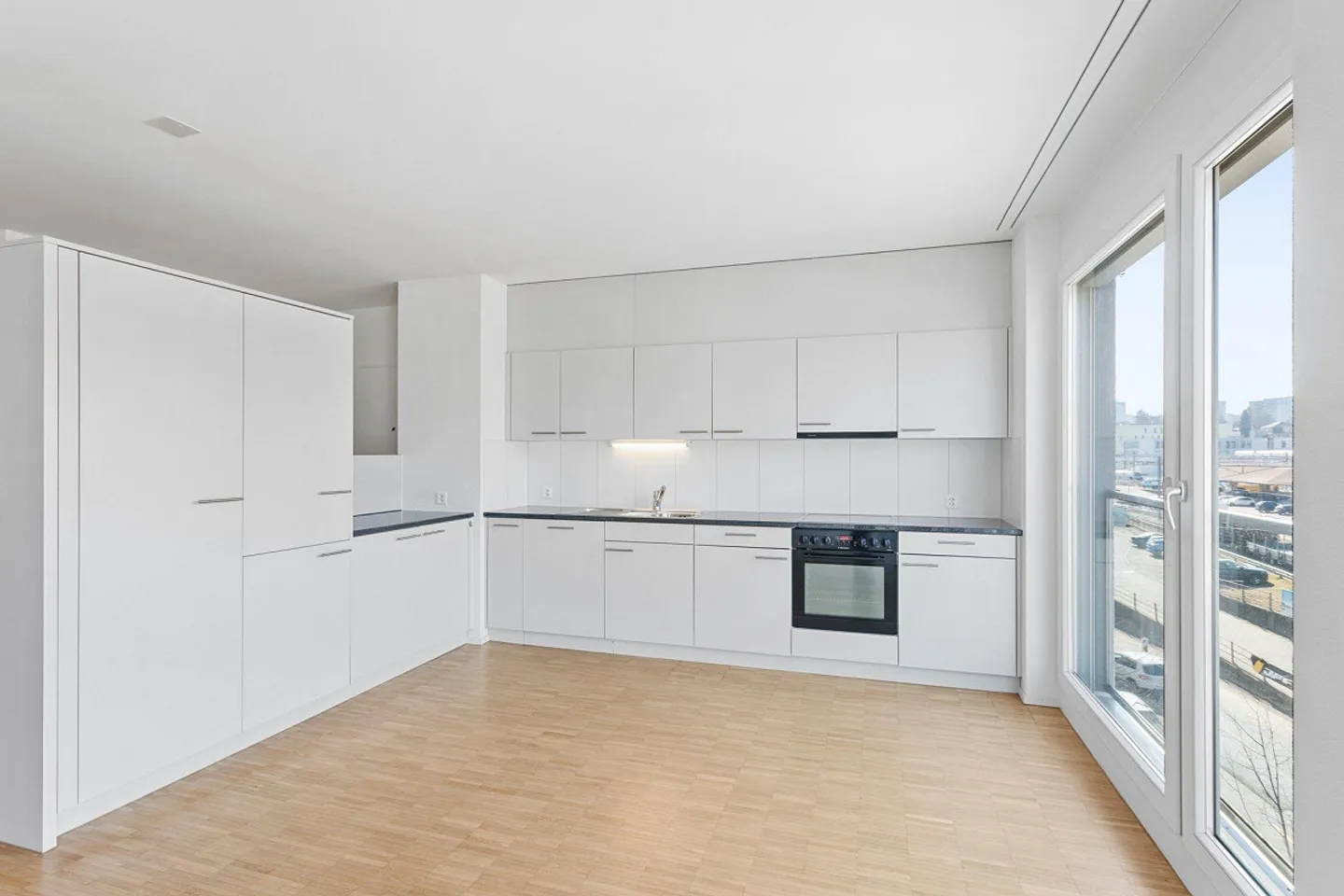 Modern Apartment with Balcony - Photo 3 of 10