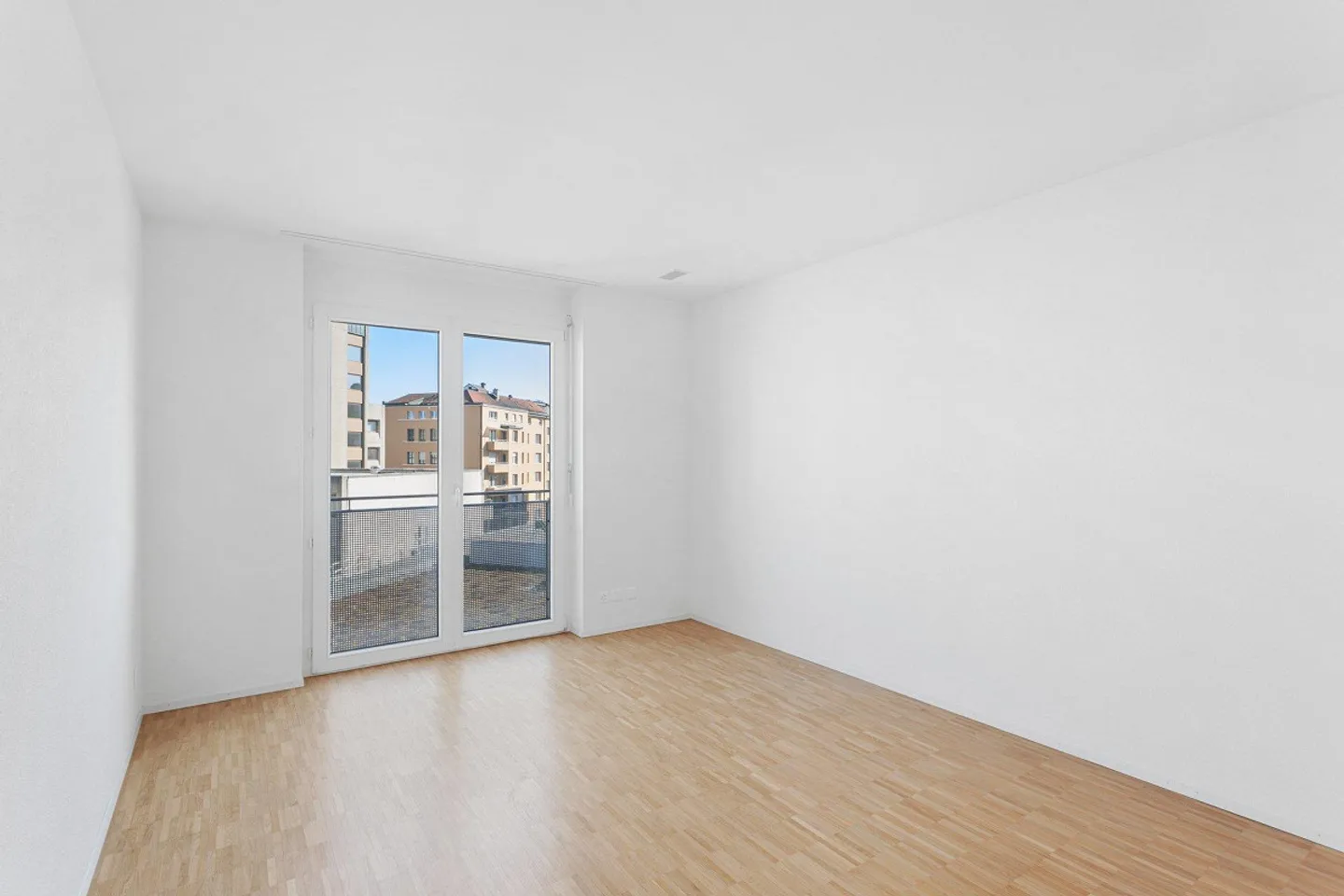 Modern Apartment with Balcony - Photo 7 of 10