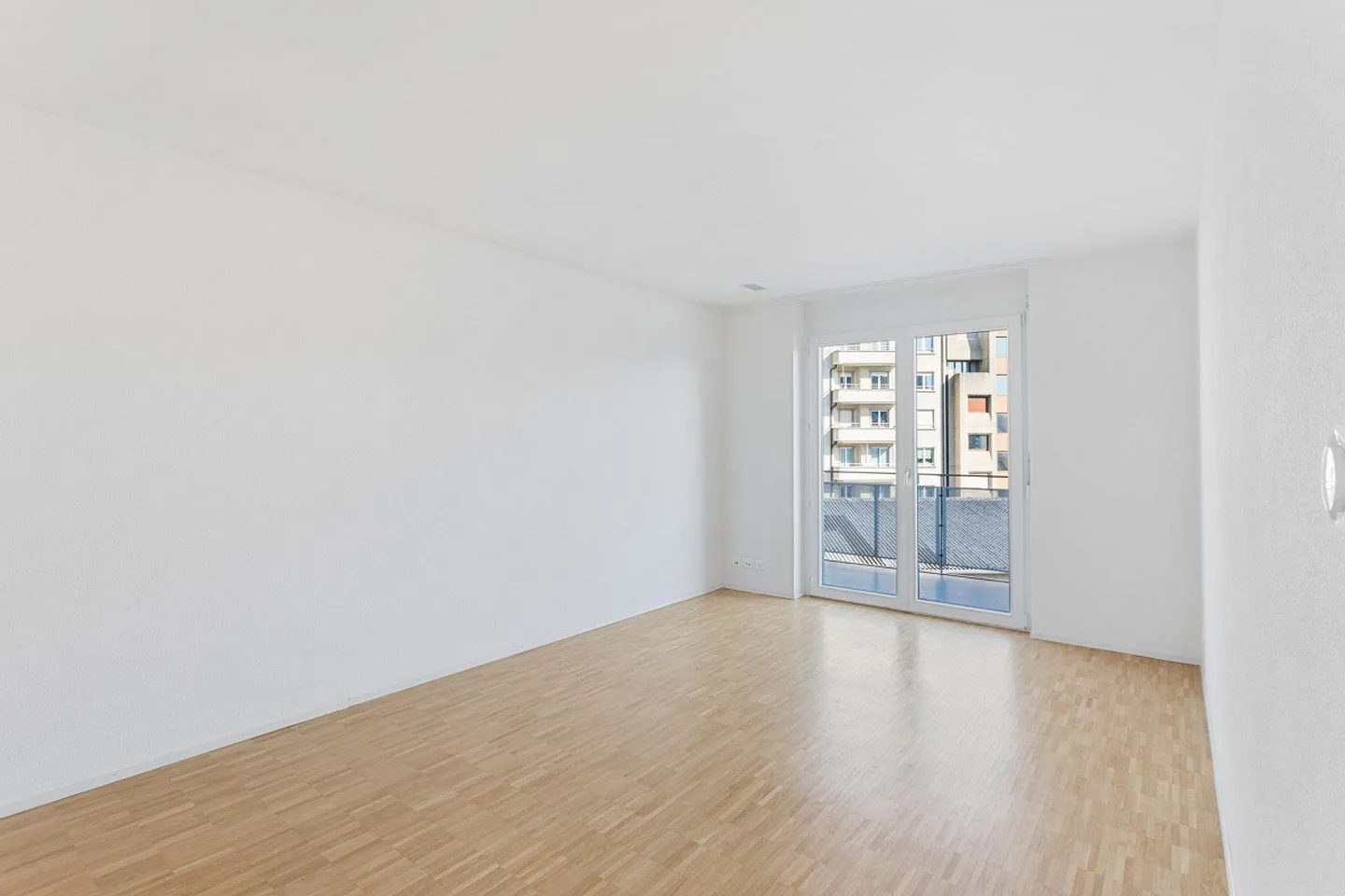 Modern Apartment with Balcony - Photo 8 of 10