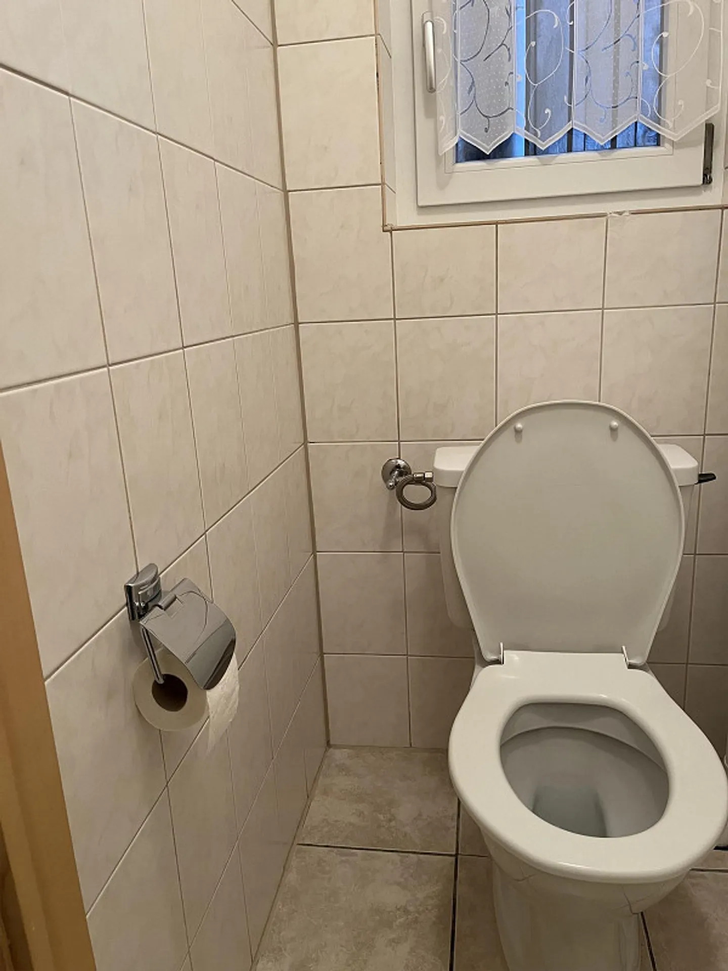 Bright studio apartment for rent - Photo 4 of 8