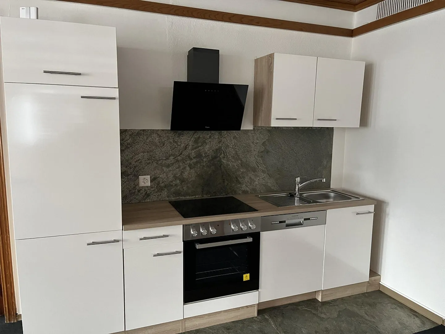 Bright studio apartment for rent - Photo 1 of 8