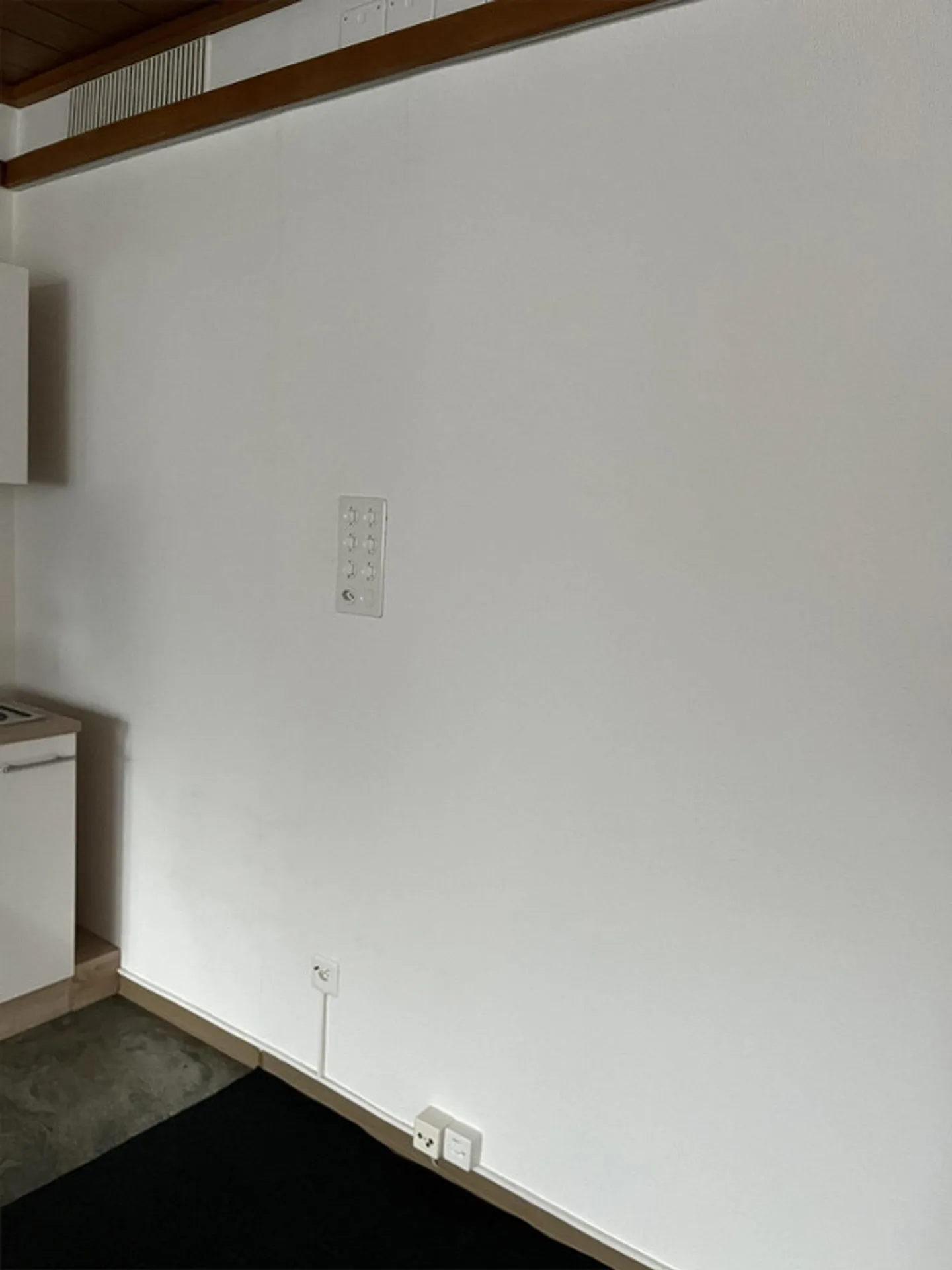 Bright studio apartment for rent - Photo 2 of 8