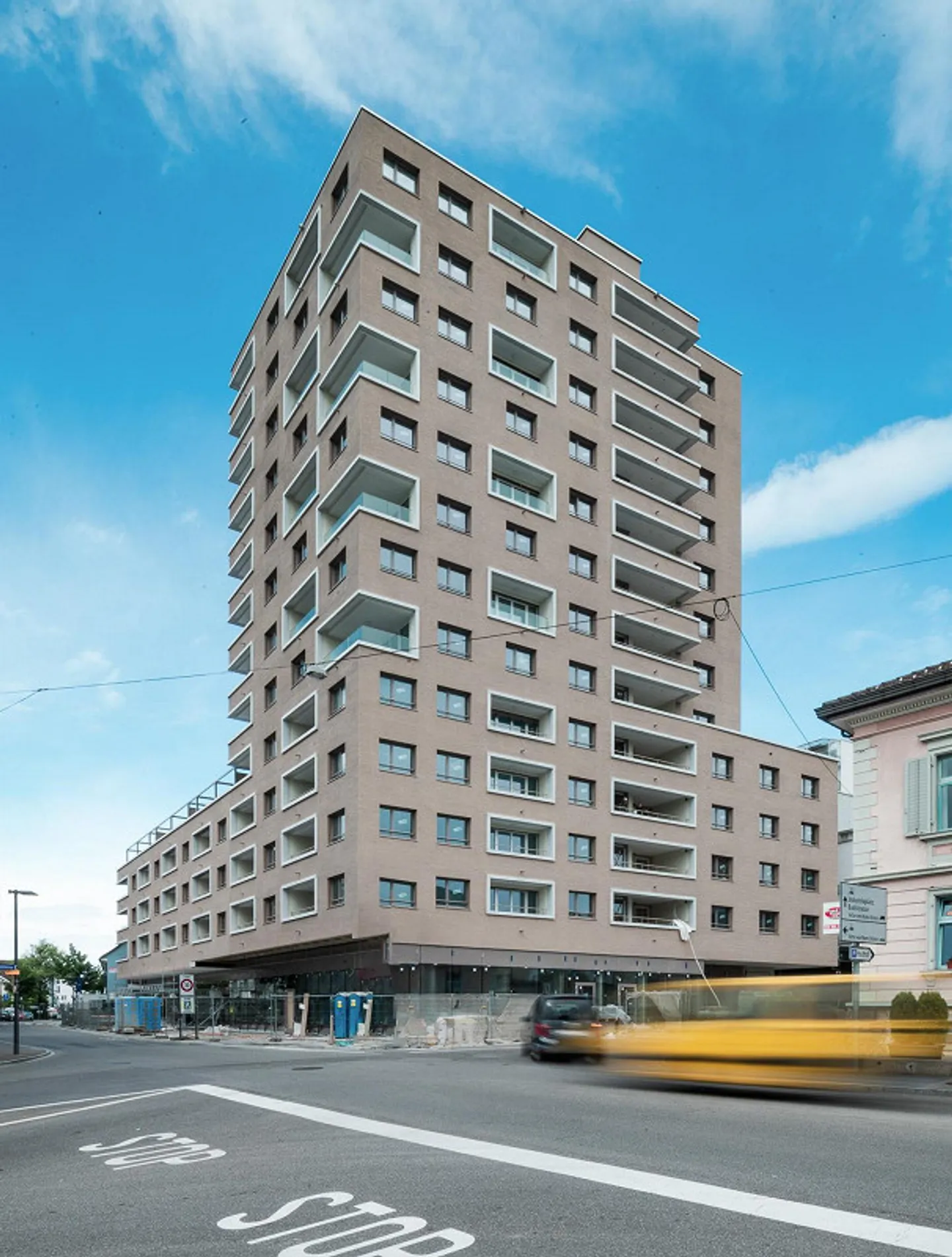 Neu Hausen in Neuhausen - moderne 3.5-Zimmer-Wohnung mit atemberaub... - Photo 1 of 9
