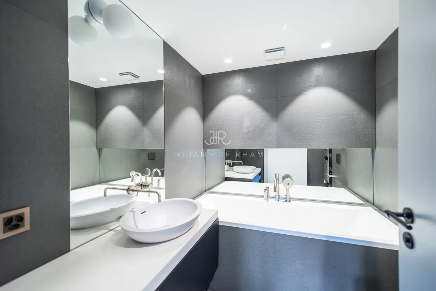 Magnificent Prestige Apartment - Photo 11 of 14