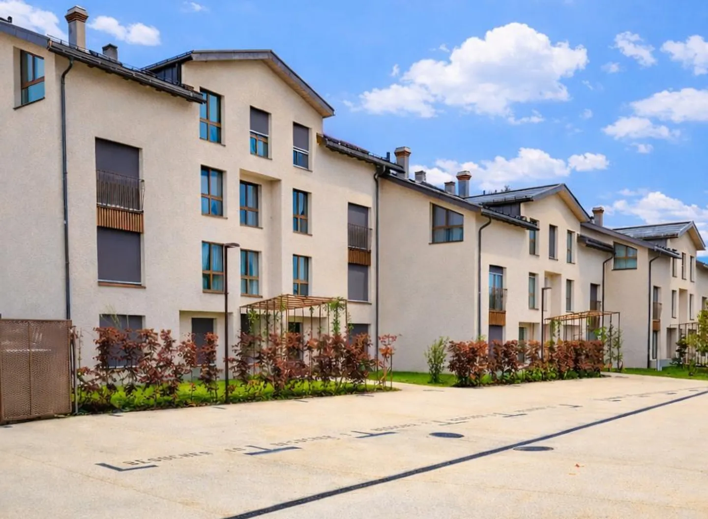 Appartamento di 3.5 locali come nuovo, al piano terra con sala fitness e terrazza sul tetto - Foto 1 di 13