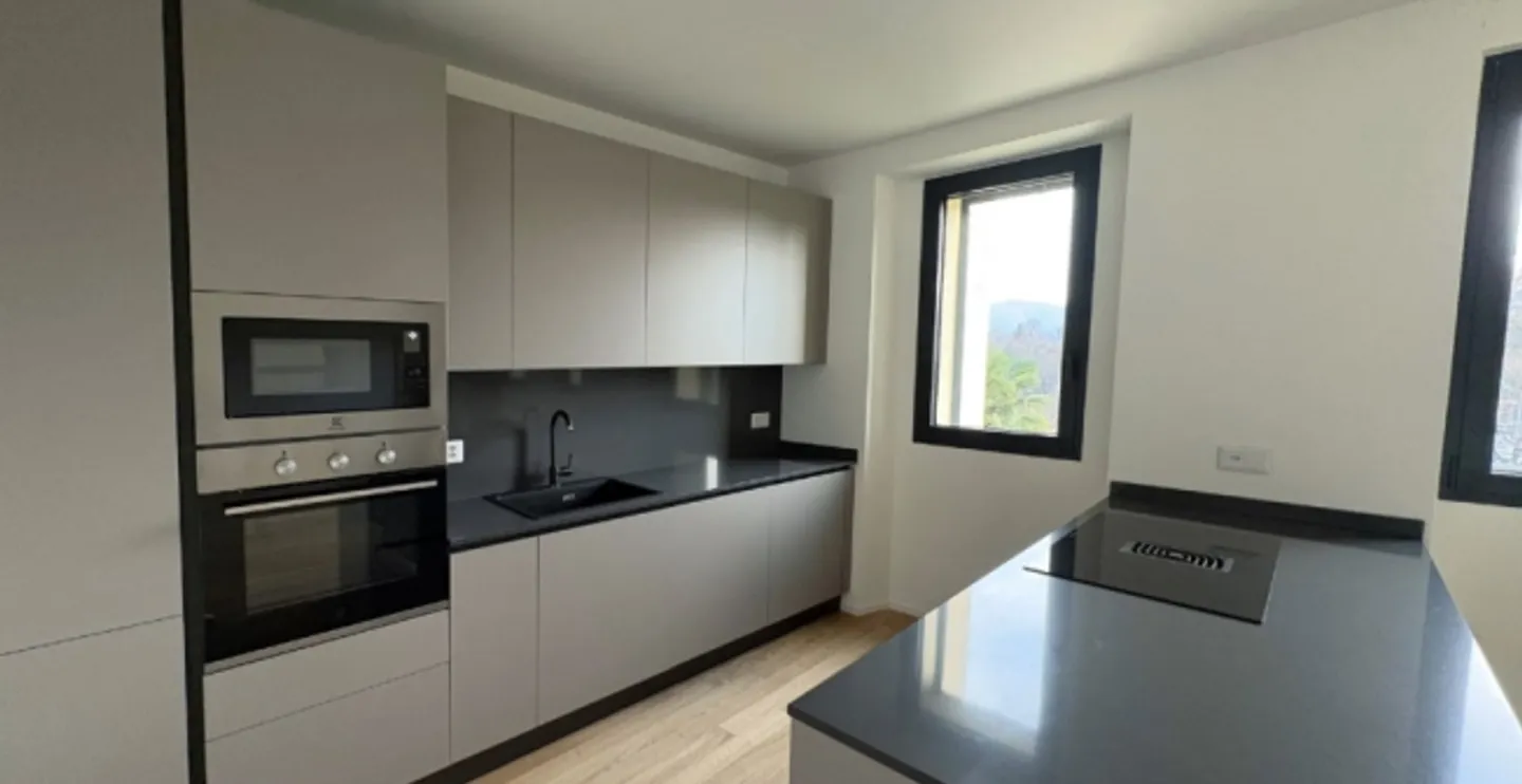 «Moderno Appartamento di 3.5 Locali al Piano Terra con Vista Lago a Pura – Comfort in Posizione Tranquilla» - Foto 2 di 5