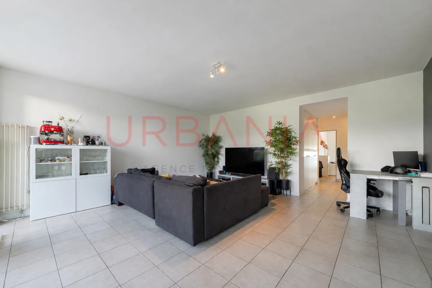 CASATAX: Geräumige 4-Zimmer-Wohnung mit Terrasse und privatem Garten - Foto 3 von 5