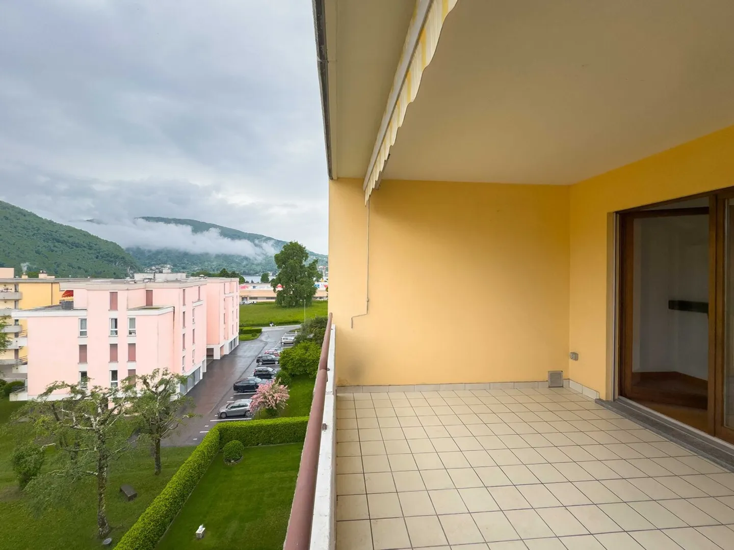 Appartement Charmant avec Vue sur le Lac - Photo 7 sur 9