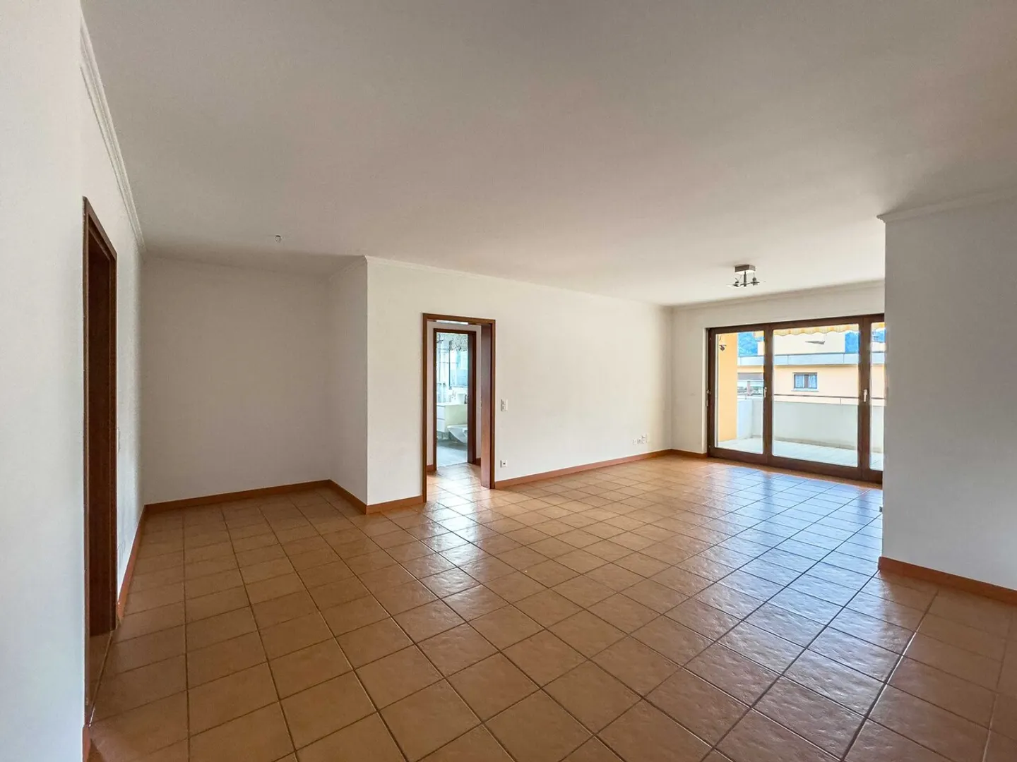 Appartement Charmant avec Vue sur le Lac - Photo 3 sur 9