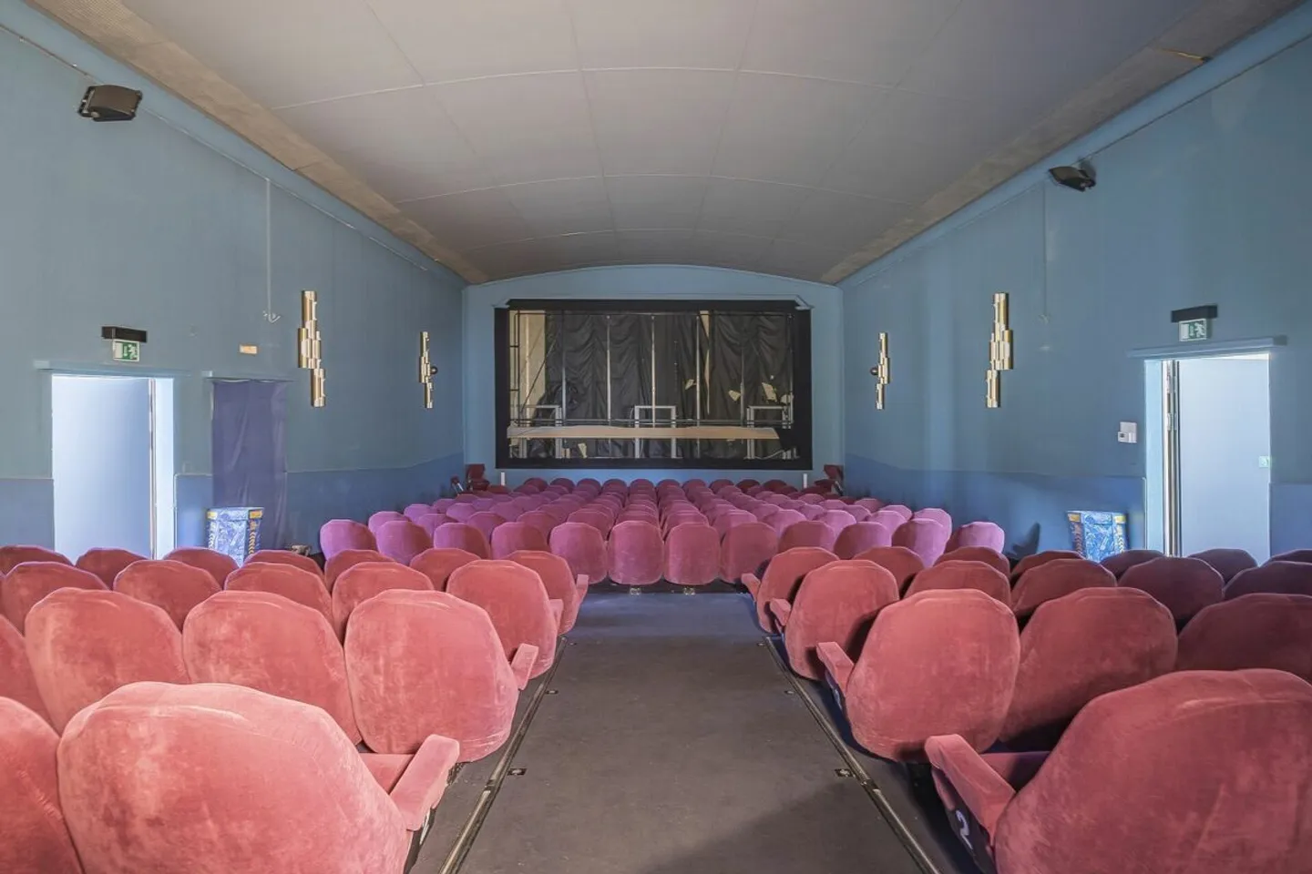 RESIDENTIAL AND COMMERCIAL BUILDING WITH HISTORY - FORMER CINEMA WITH POTENTIAL - Photo 6 of 8
