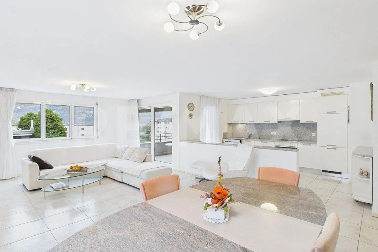 Bright and well-kept 3.5 rooms with parking - Photo 8 of 13