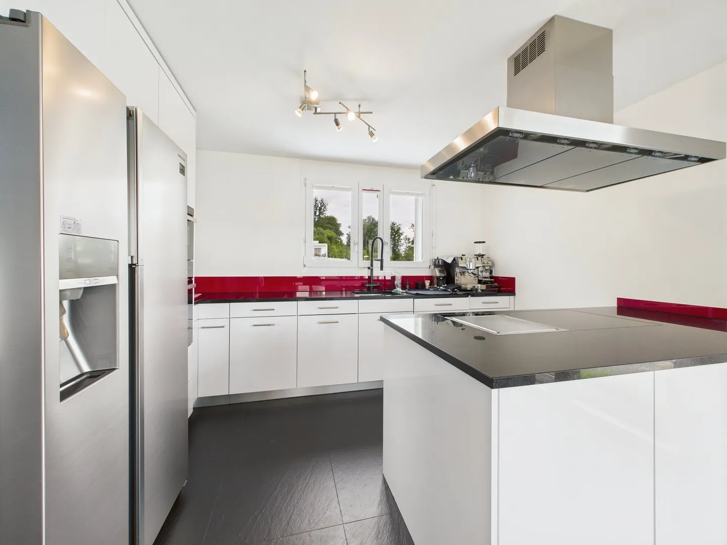 Terrace Jewel with a View over Zurich - Photo 9 of 21