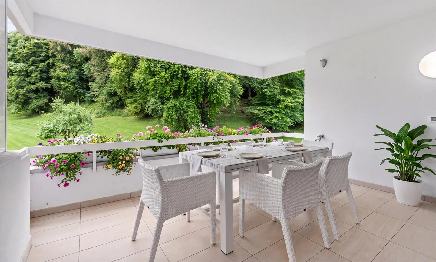 SPLENDID AND SPACIOUS 4.5 ROOMS WITH LAKE VIEW IN THE GREENERY IN CARONA - Photo 2 of 9
