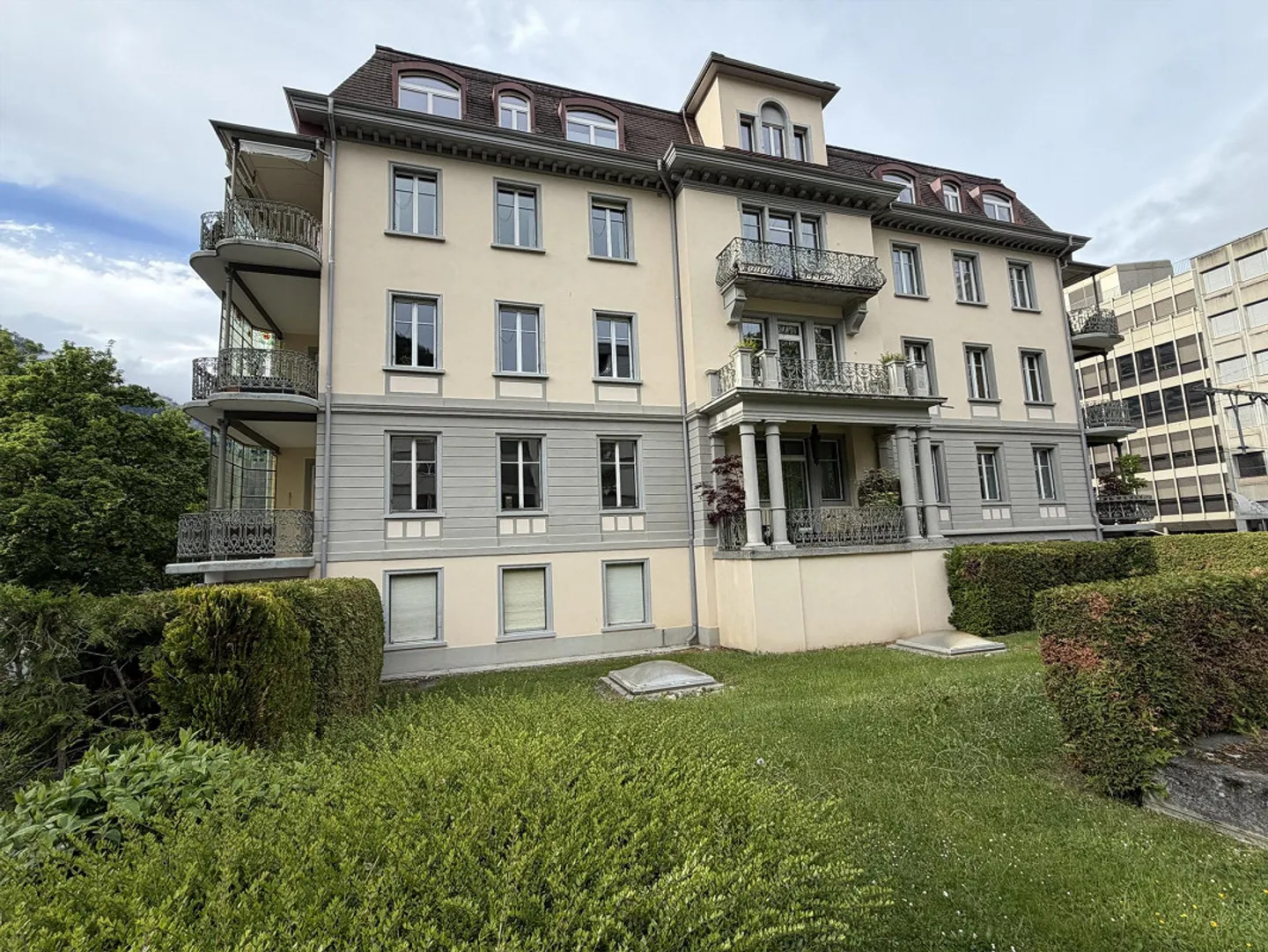 Appartement de 4,5 pièces dans un immeuble ancien avec de hauts plafonds - Photo 1 sur 15
