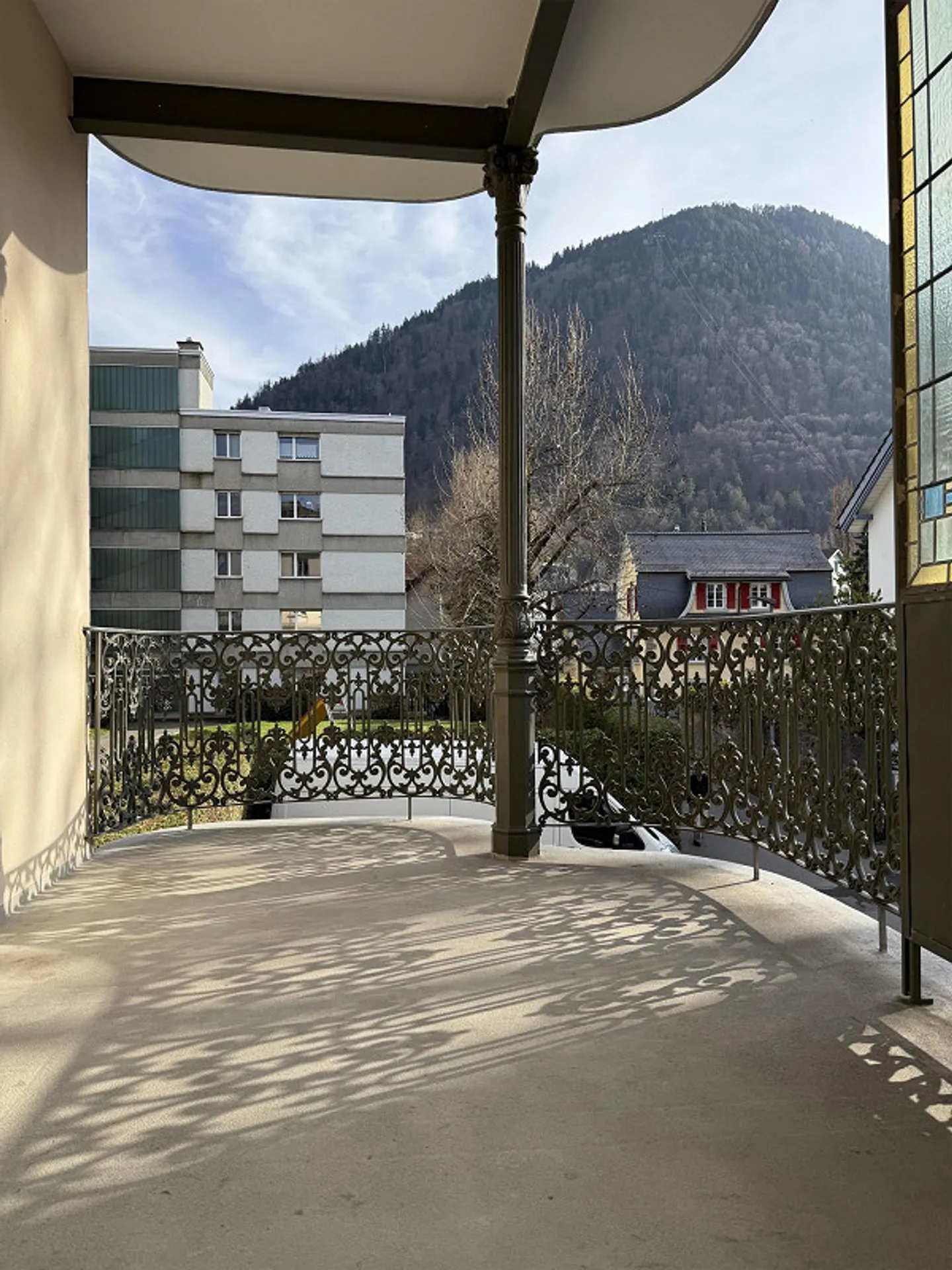 Appartement de 4,5 pièces dans un immeuble ancien avec de hauts plafonds - Photo 3 sur 15