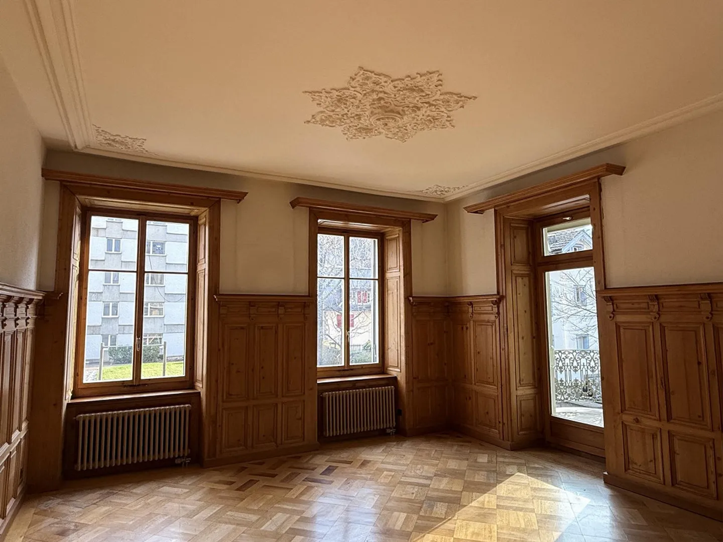 Appartement de 4,5 pièces dans un immeuble ancien avec de hauts plafonds - Photo 4 sur 15