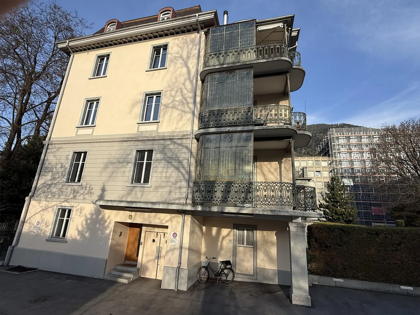 Appartement de 4,5 pièces dans un immeuble ancien avec de hauts plafonds - Photo 2 sur 15