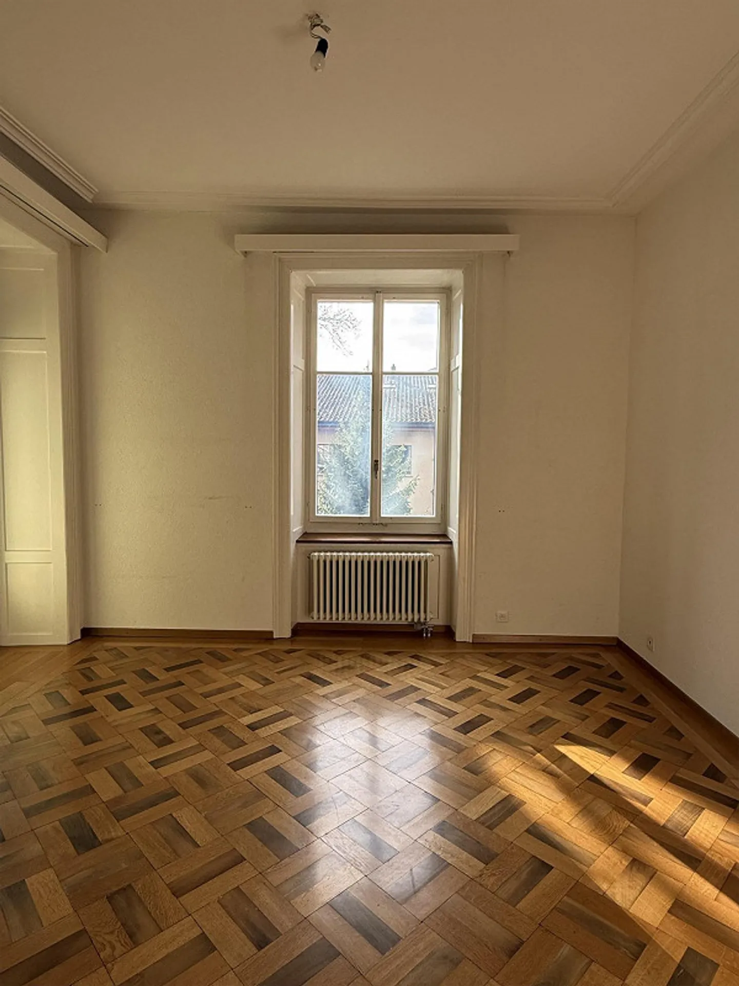 Appartement de 4,5 pièces dans un immeuble ancien avec de hauts plafonds - Photo 6 sur 15