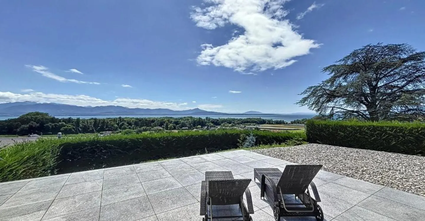 Magnificent villa with breathtaking views of the lake - Photo 1 of 11