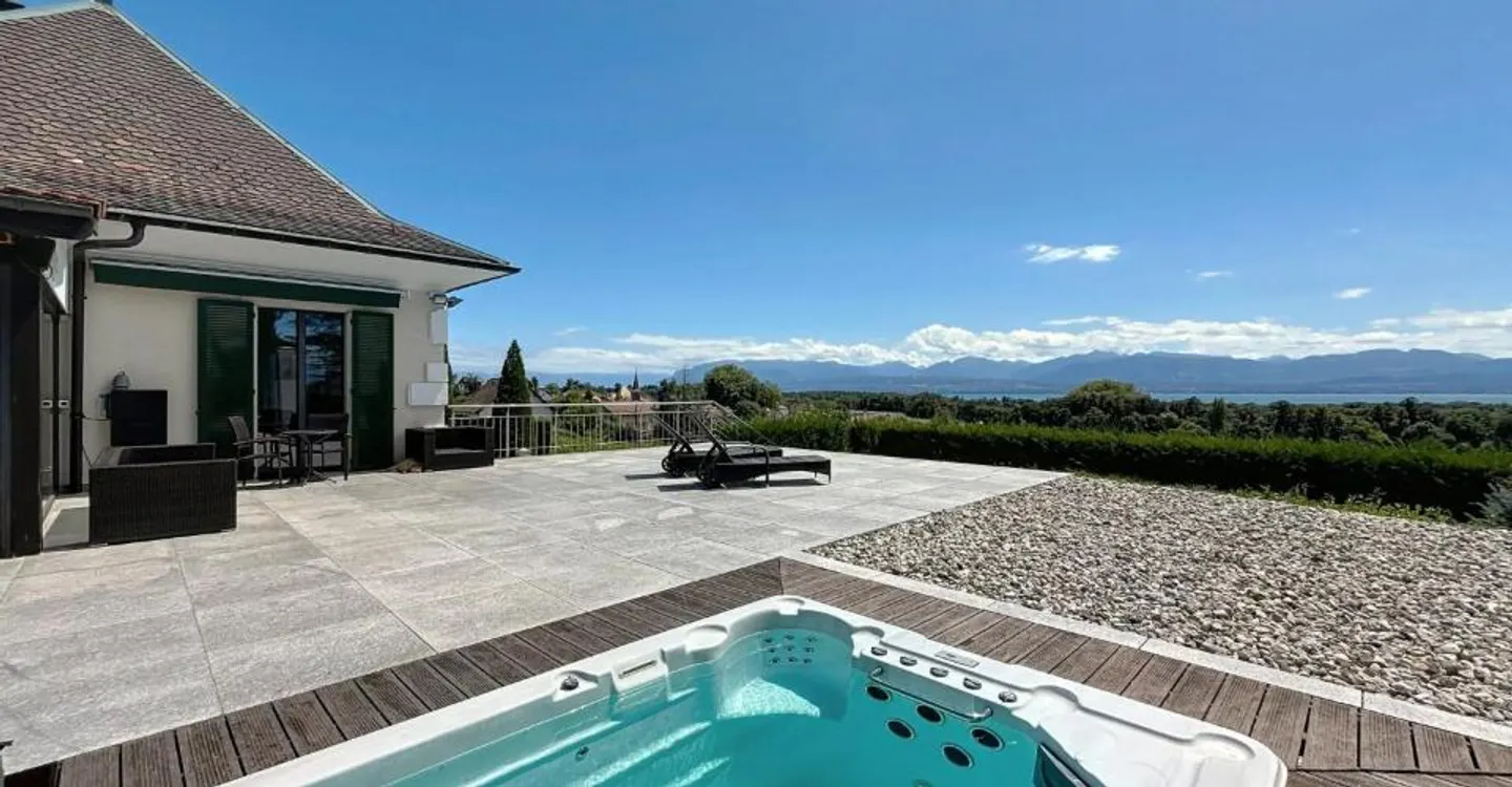 Magnificent villa with breathtaking views of the lake - Photo 2 of 11