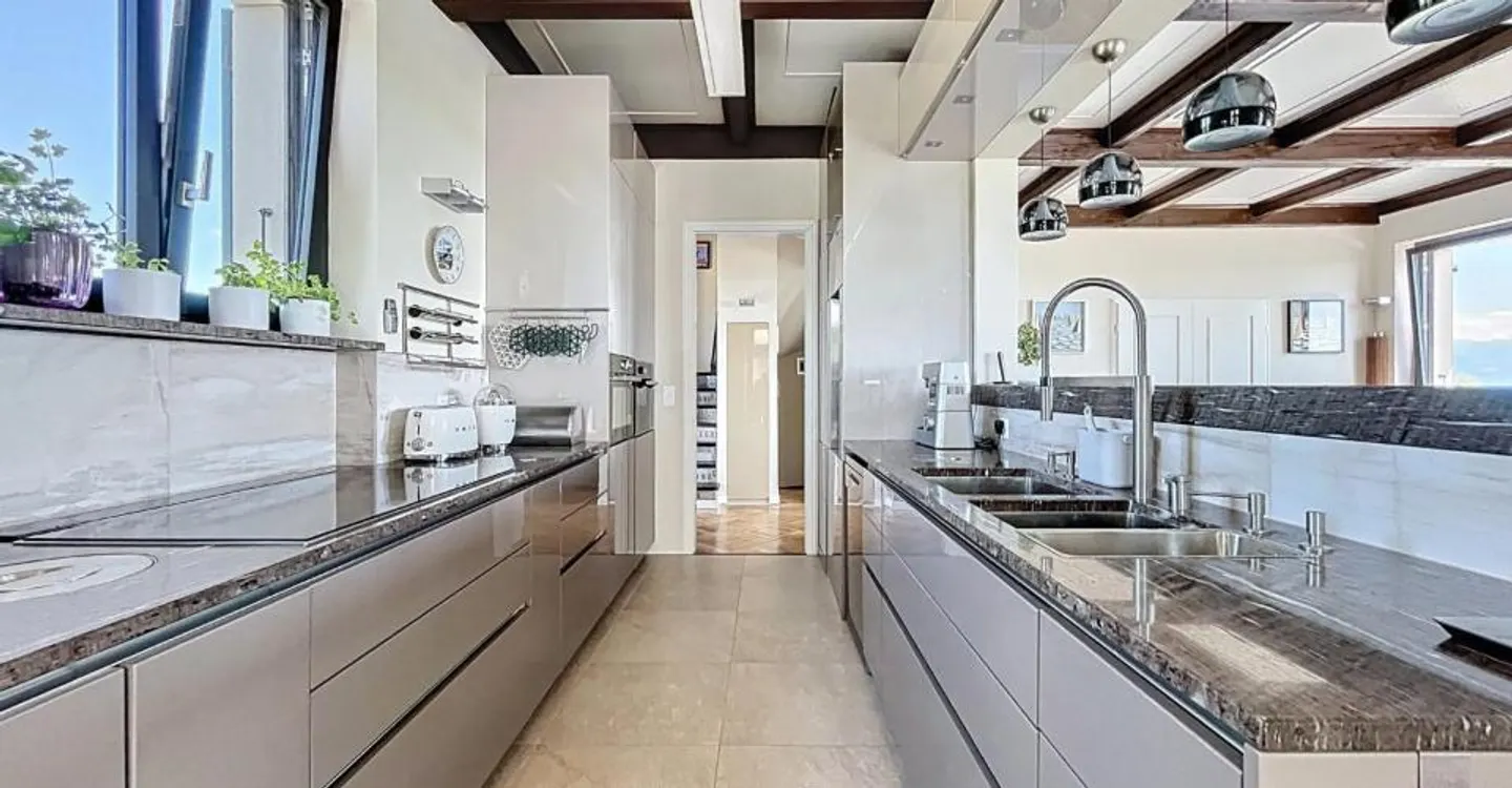 Magnificent villa with breathtaking views of the lake - Photo 4 of 11
