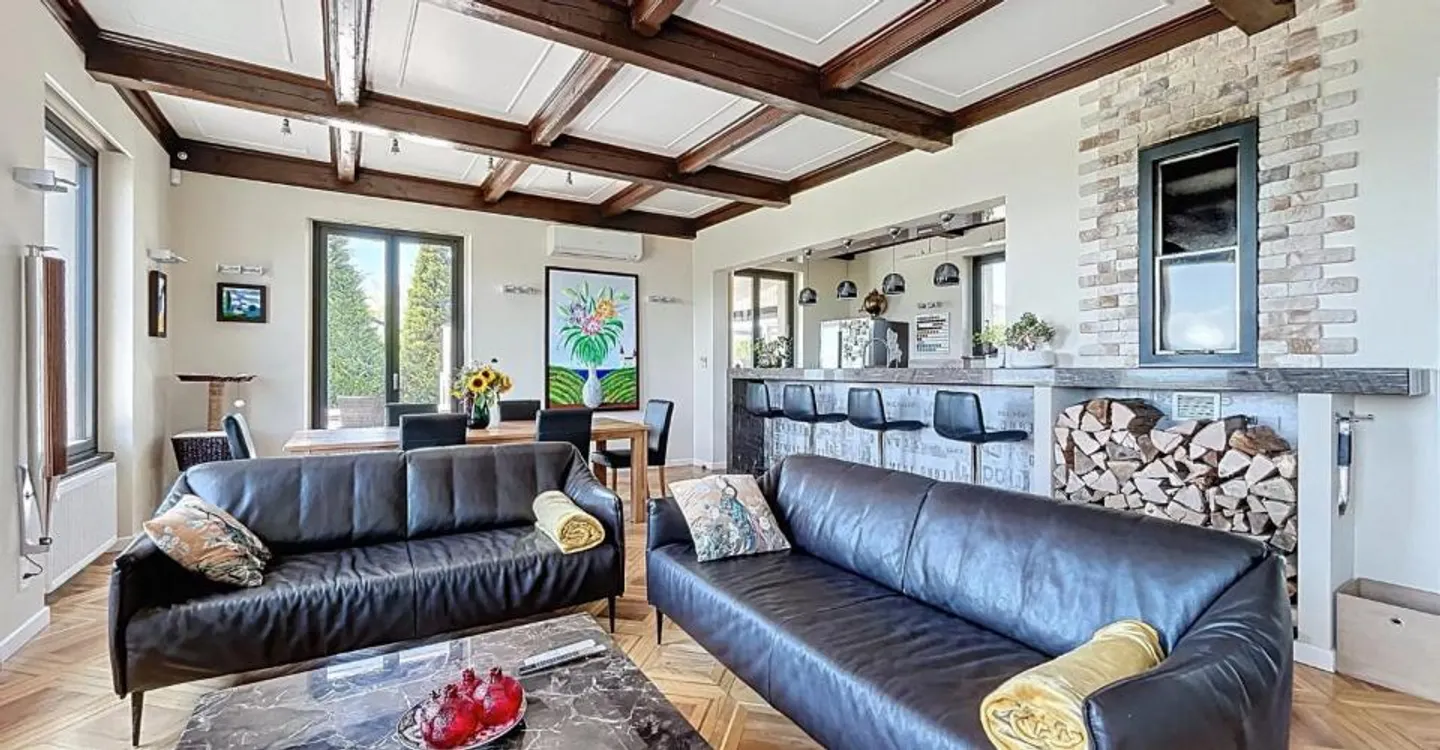 Magnificent villa with breathtaking views of the lake - Photo 7 of 11