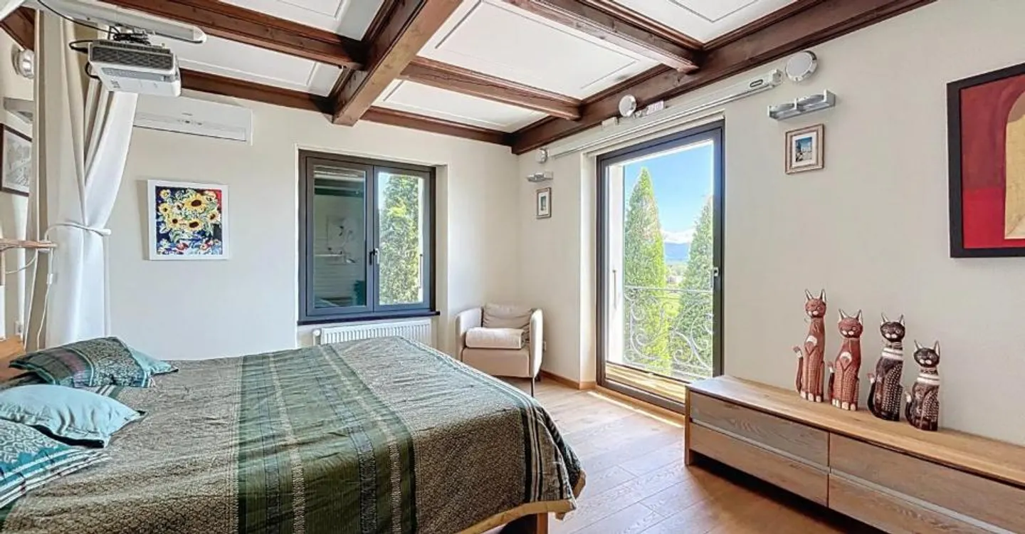 Magnificent villa with breathtaking views of the lake - Photo 8 of 11