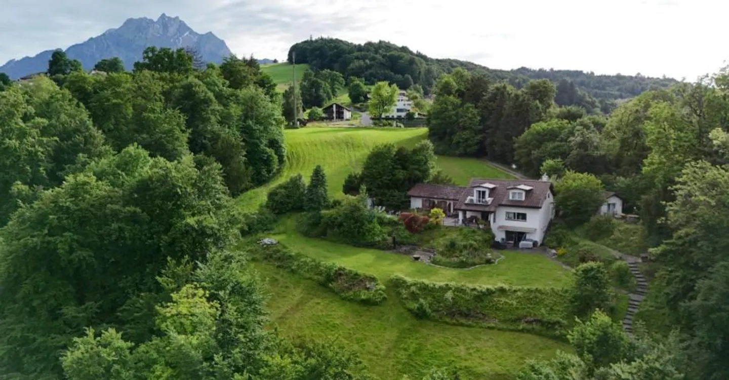 Luxuriöse Villa mit Pool & Privatstrand  absolute Privatsphäre am Vierwaldstättersee - Foto 1 von 12