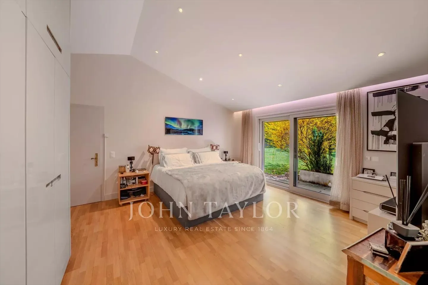 Villa moderna con piscina, nascosta discretamente - Foto 4 di 13