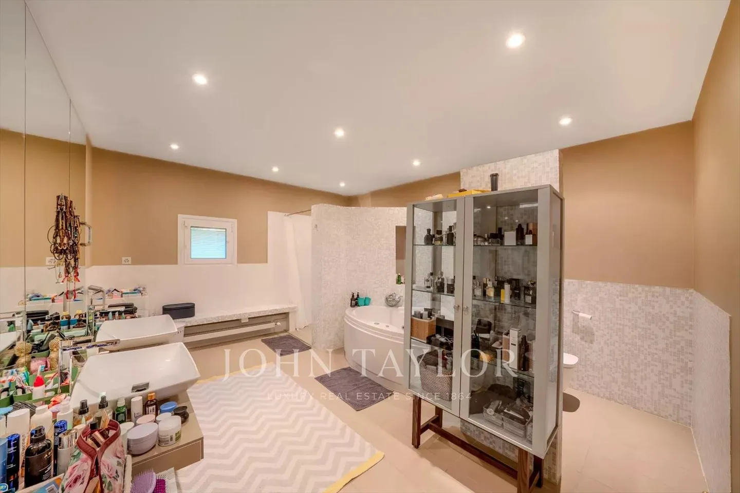 Villa moderna con piscina, nascosta discretamente - Foto 6 di 13