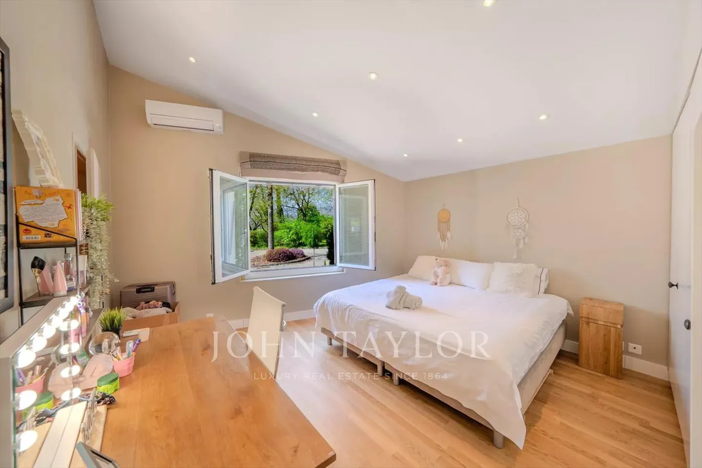 Villa moderna con piscina, nascosta discretamente - Foto 7 di 13