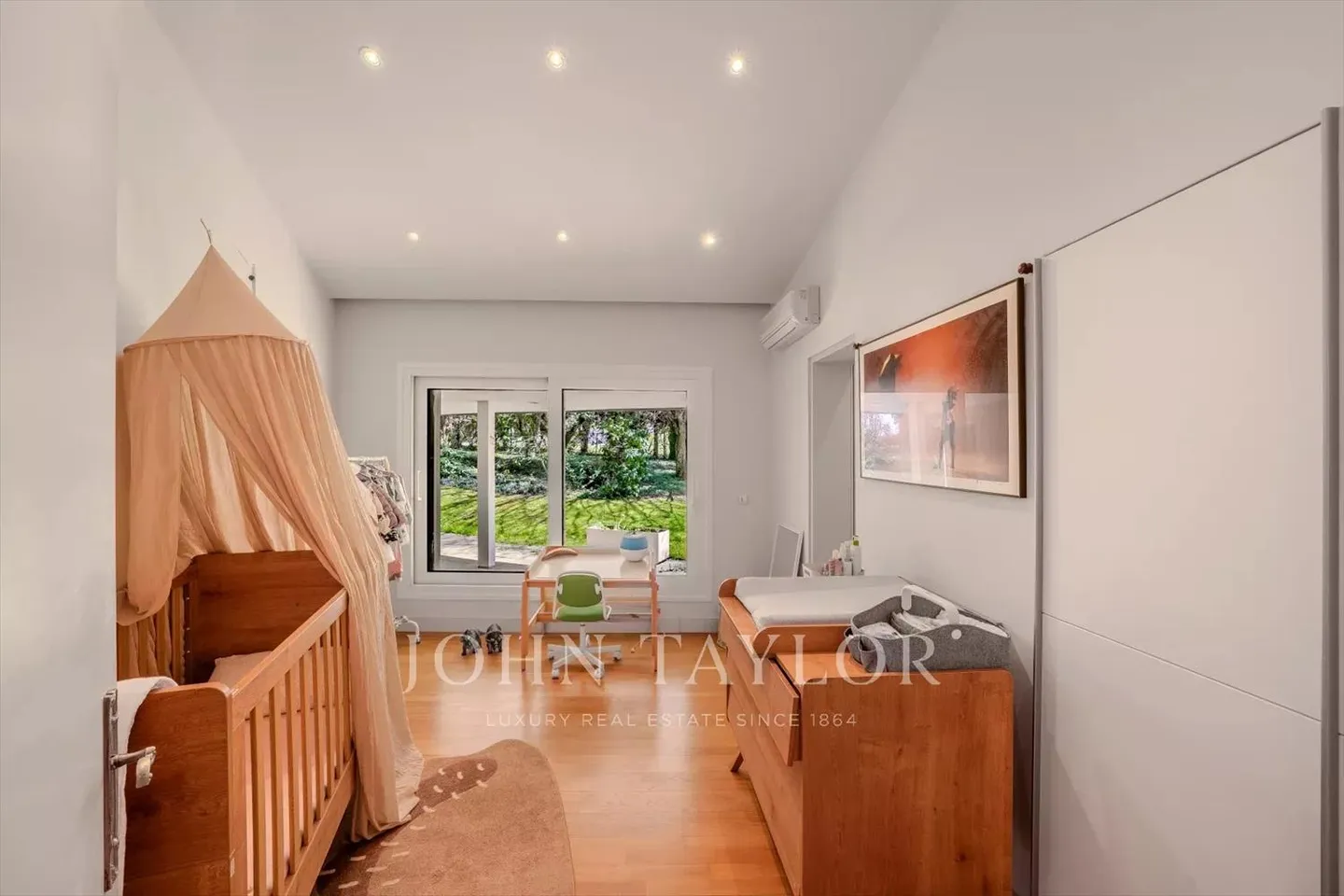 Villa moderna con piscina, nascosta discretamente - Foto 11 di 13