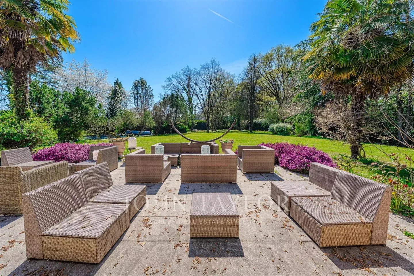 Villa moderna con piscina, nascosta discretamente - Foto 2 di 13