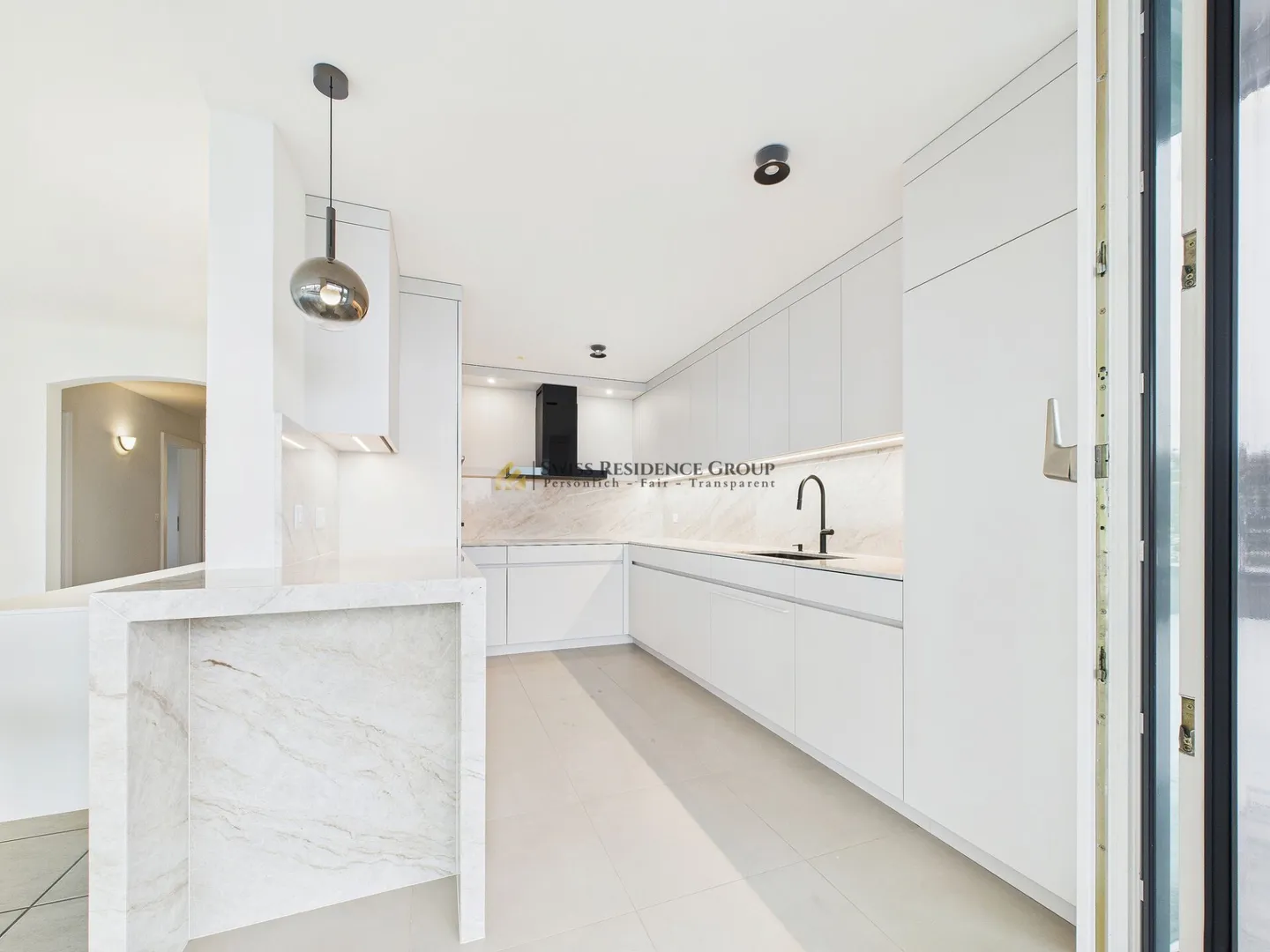 Living with a View: Dreamy 6.5-Room Terrace Apartment with Lake View in Wollerau - Photo 5 of 18