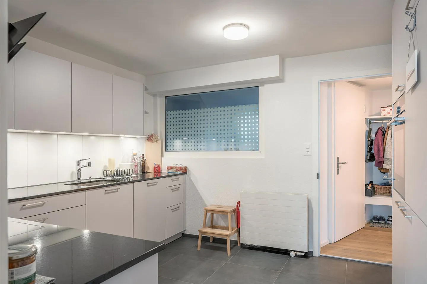 Charming 4.5-room apartment with balcony and garage in Etziken - Photo 12 of 16